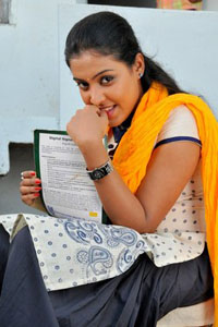 Aavu Puli Madhyalo Prabhas Pelli Movie Gallery
